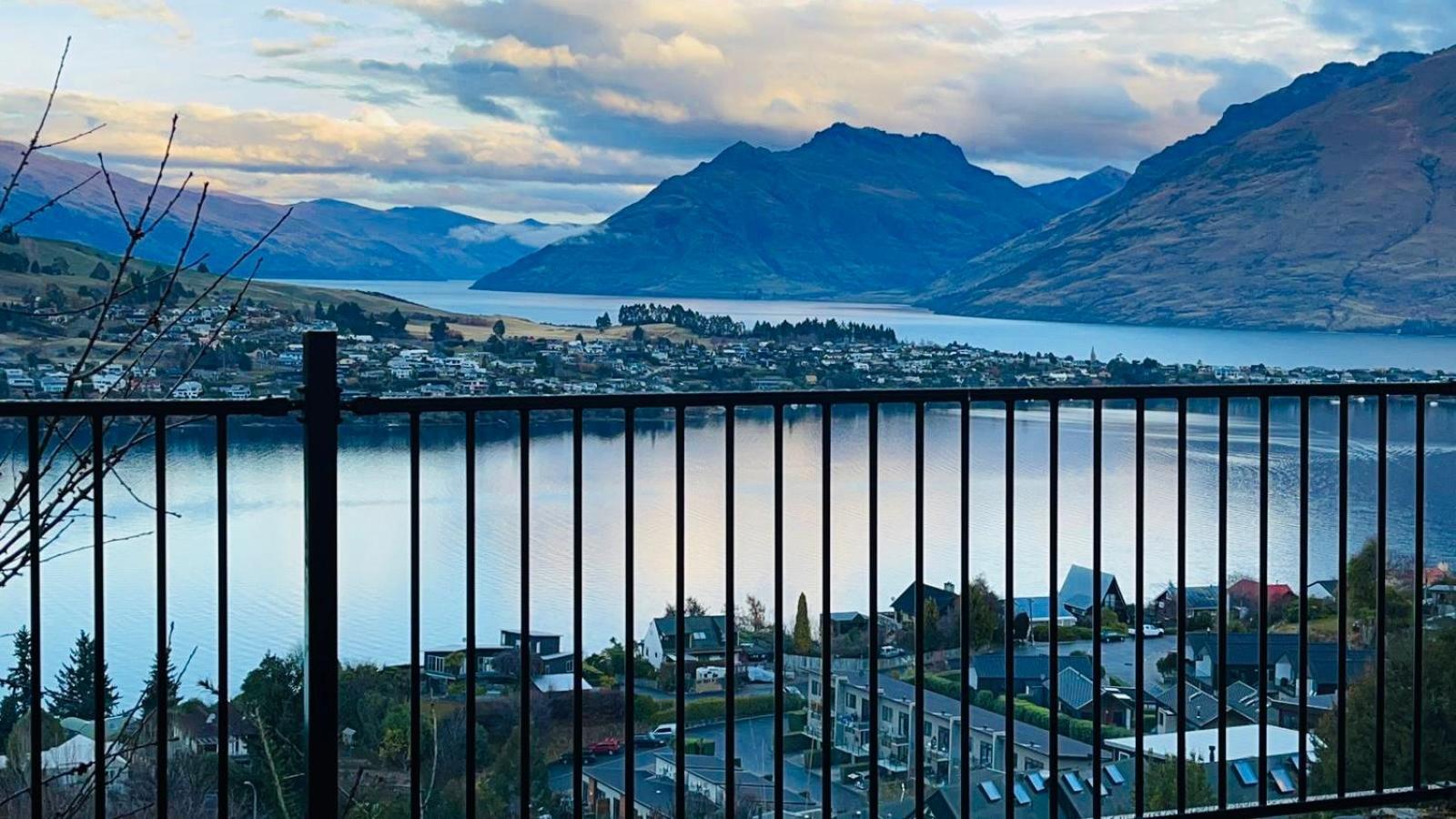 Ming'S Lakeside Goldleaf Suites Distretto di Distretto di Queenstown Esterno foto